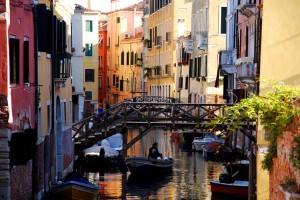Less than ten minutes' walk away from the crowded Rialto Bridge one finds the quieter and colorful side of Venice. 