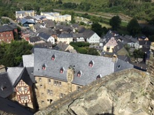 Splendid views from the castle over the Lahn River and village below